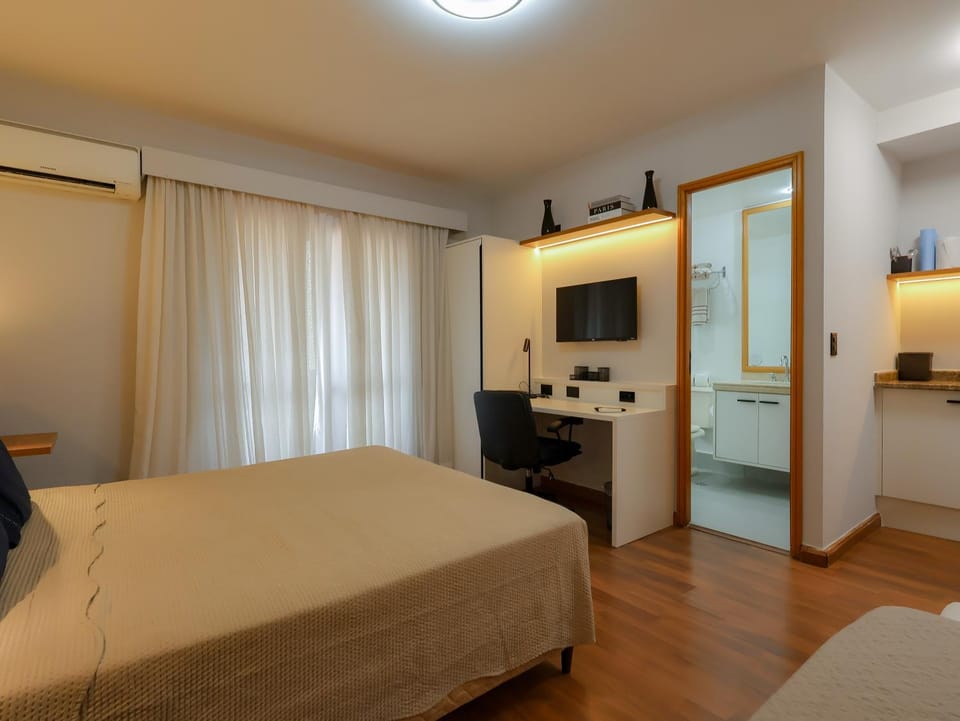 Bed, TV and multimedia, Bedroom