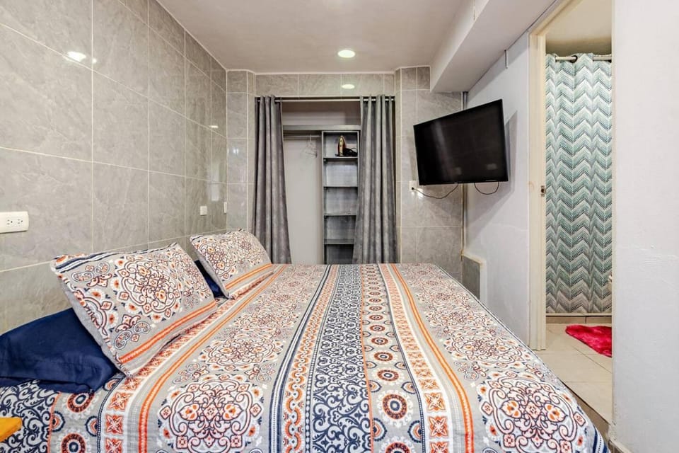 Bed, TV and multimedia, Photo of the whole room