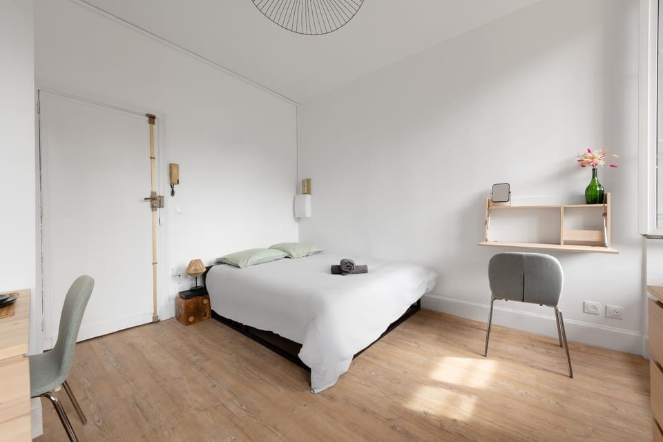 Bed, towels