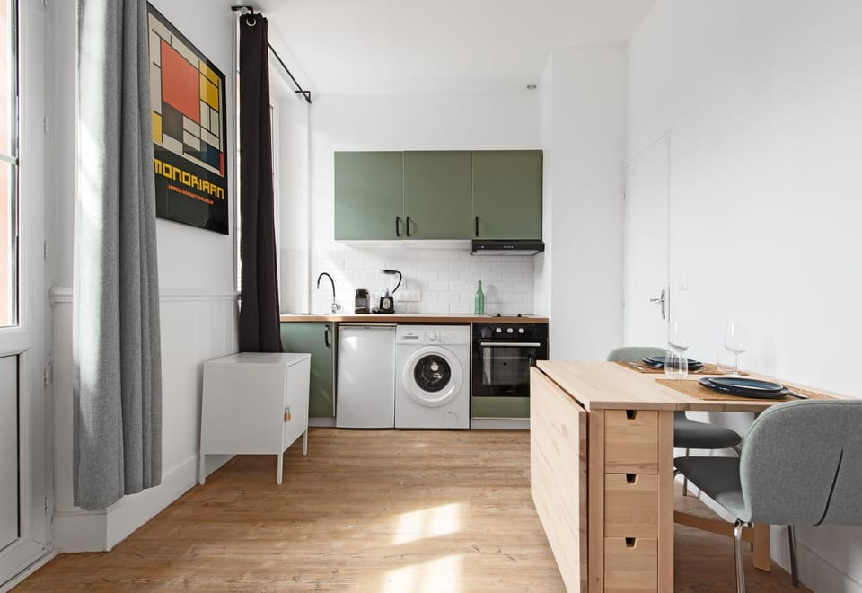 Kitchen or kitchenette, Dining area, dishwasher, oven, stove
