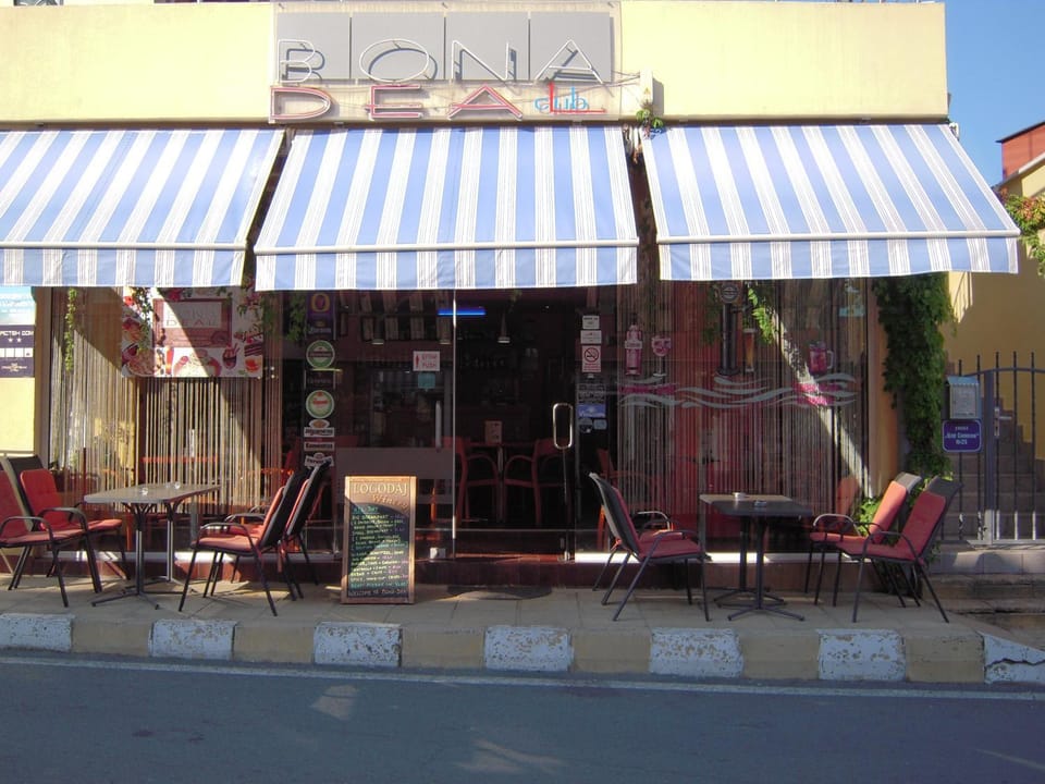 Property building, Lounge or bar, Food and drinks