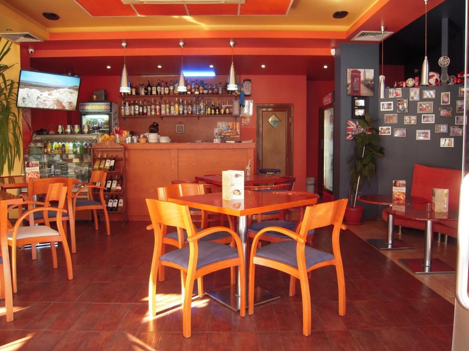 Property building, Lounge or bar, Food and drinks