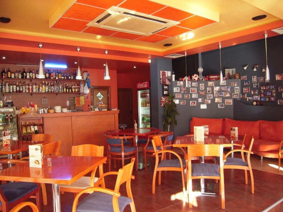 Property building, Lounge or bar, Food and drinks