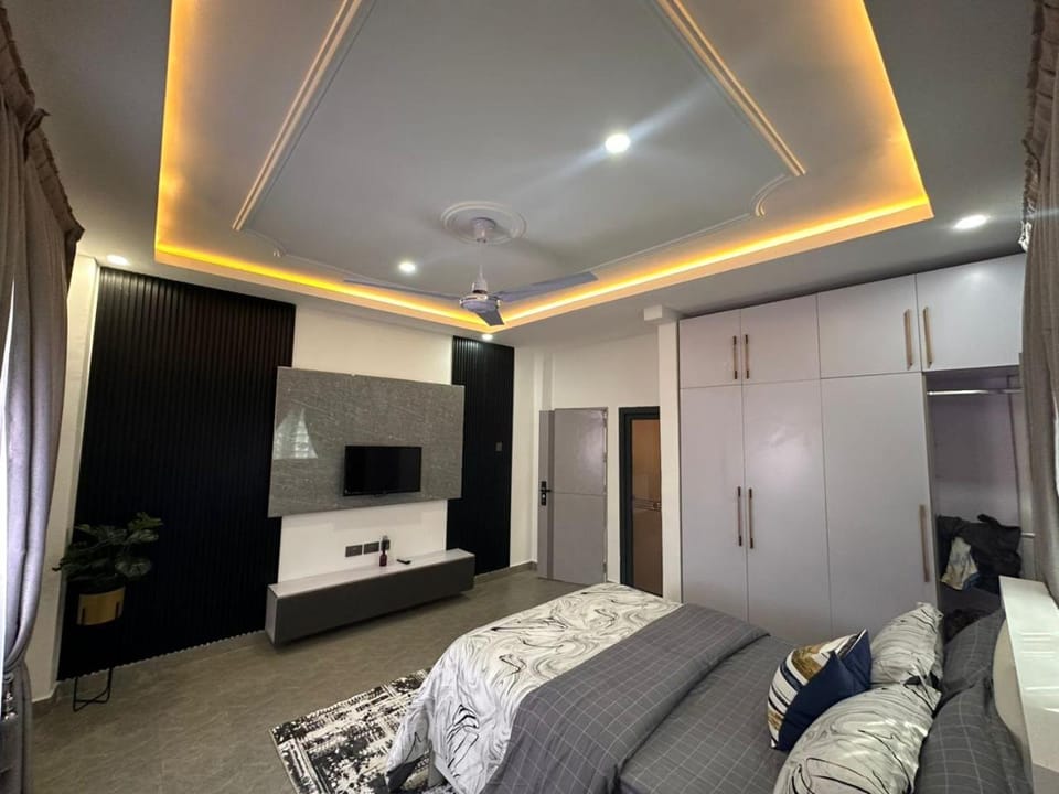 Bed, TV and multimedia, Photo of the whole room, Bedroom, wardrobe
