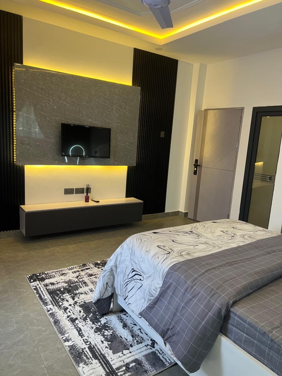 Bed, TV and multimedia, Bedroom