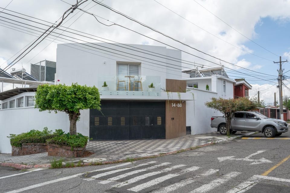 Cozy and Adorable steps away from Erick Barrondo Park H1 Apartment hotel in Guatemala City