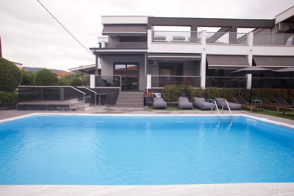 Swimming pool, sunbed