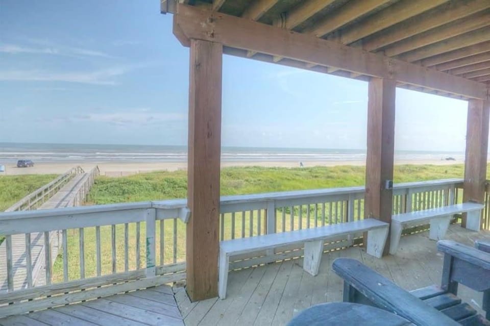 Mermaid Manor - Beachfront, Sun, Sand, Good Times! House in Surfside Beach