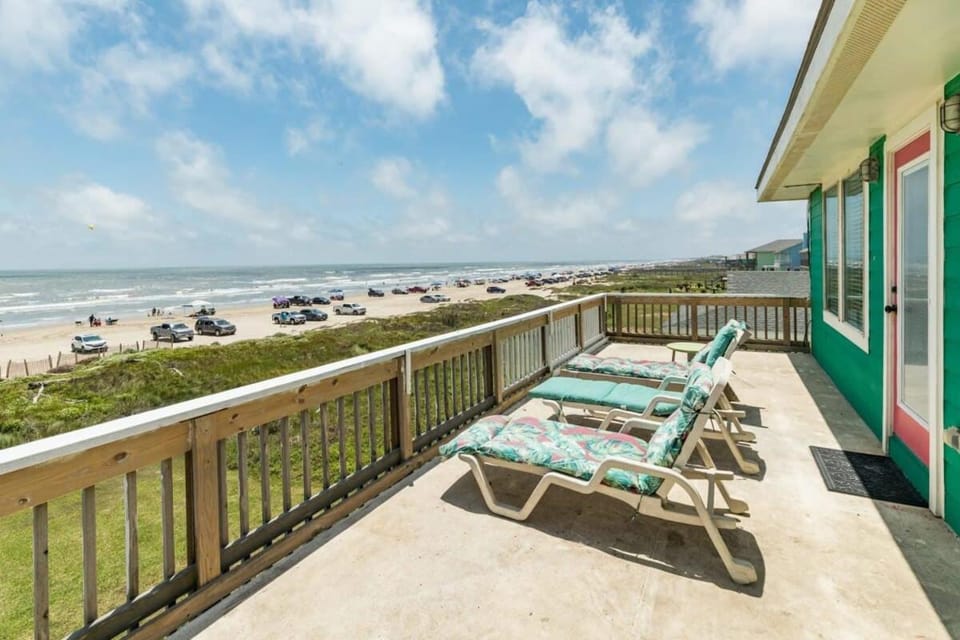 Mermaid Manor - Beachfront, Sun, Sand, Good Times! House in Surfside Beach