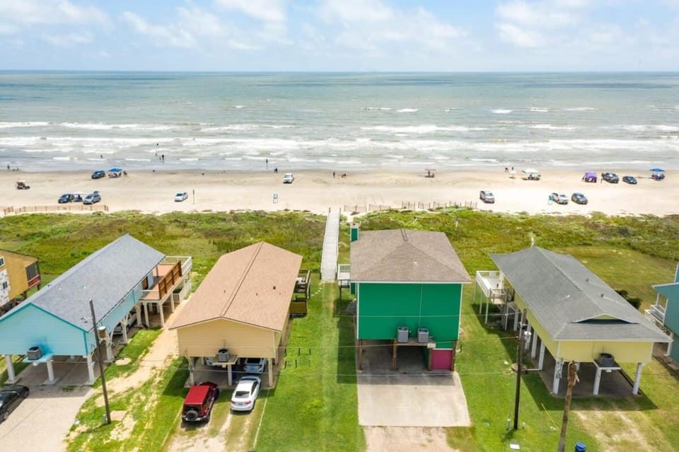 Mermaid Manor - Beachfront, Sun, Sand, Good Times! House in Surfside Beach