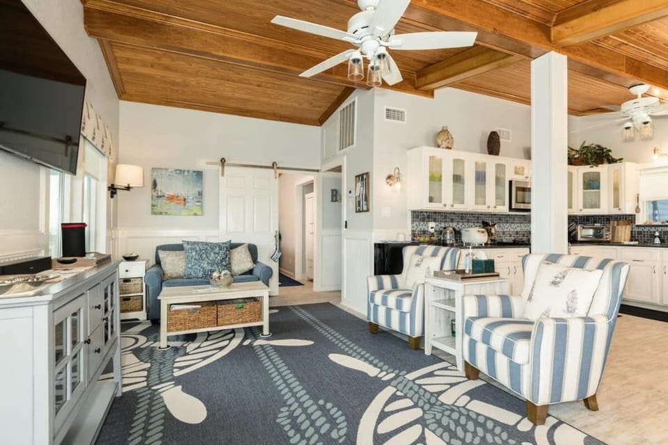 Bluewave Paradise - Huge Deck Overlooking the Sea! House in Alvin