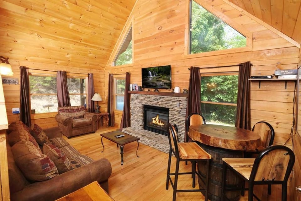 Thunder Bear Hideaway Roar Into Relaxation Chalet in Pigeon Forge
