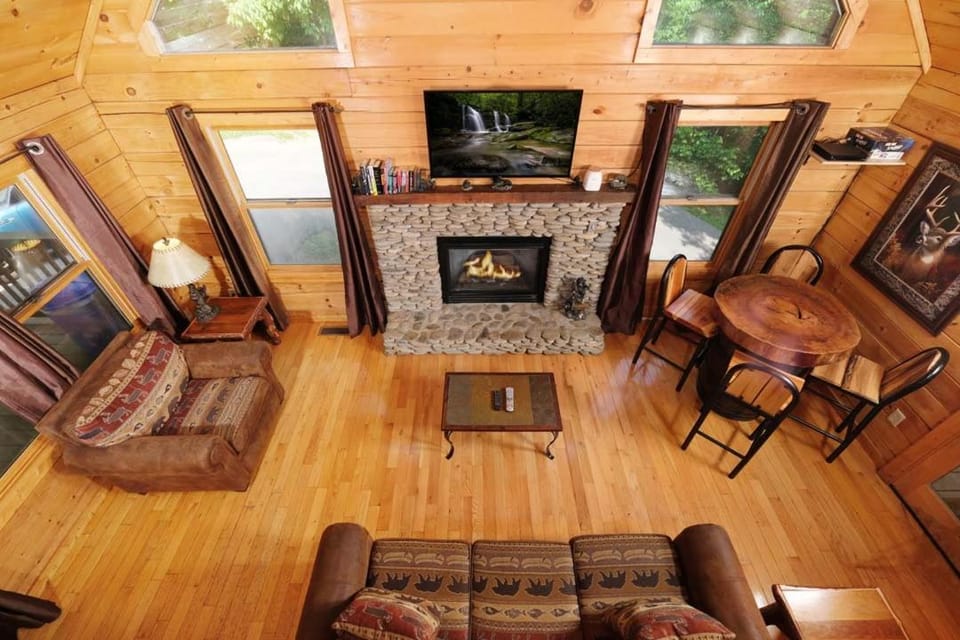 Thunder Bear Hideaway Roar Into Relaxation Chalet in Pigeon Forge