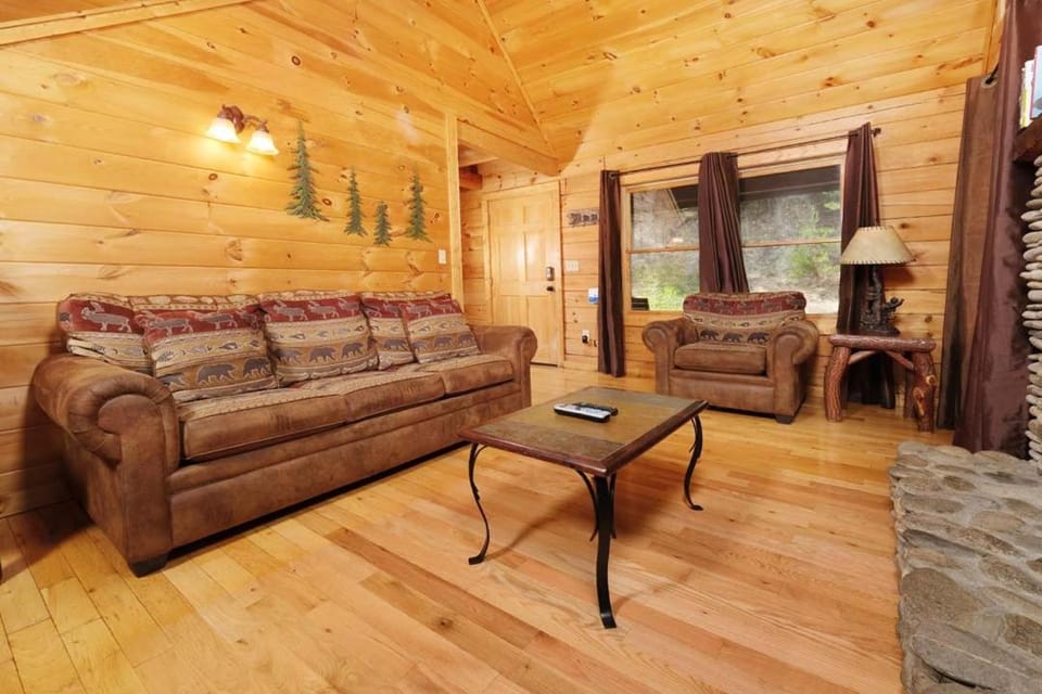 Thunder Bear Hideaway Roar Into Relaxation Chalet in Pigeon Forge