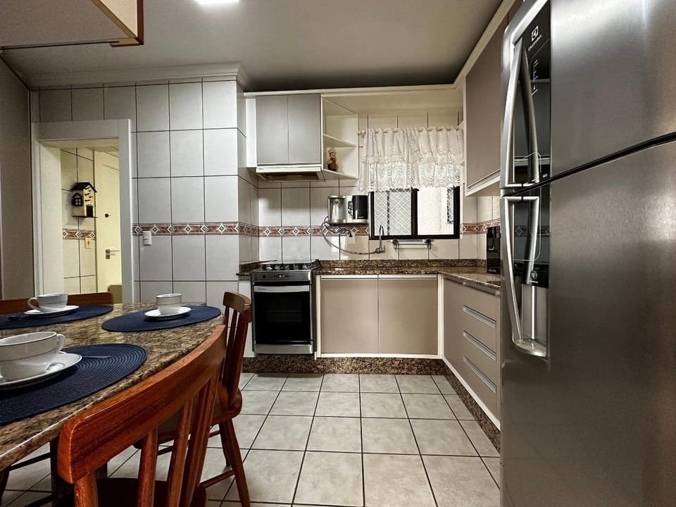 Kitchen or kitchenette, Dining area, minibar, oven, pet friendly, stove