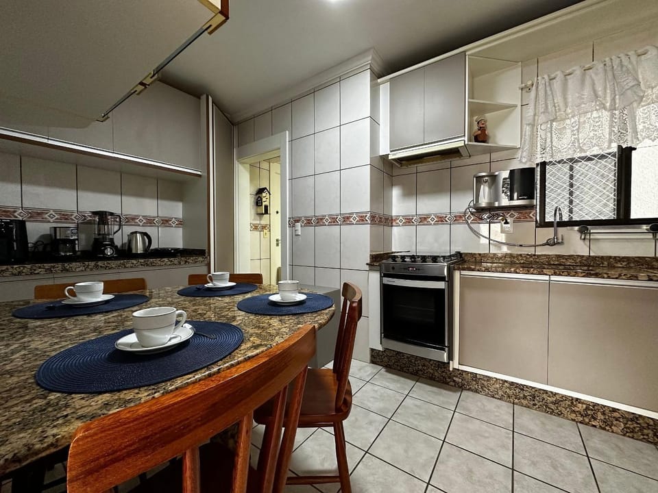 Coffee/tea facilities, Kitchen or kitchenette, Dining area, minibar, oven, pet friendly, stove, toaster
