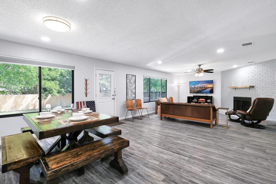Austin Retreat BBQ Yard Office WiFi Games Pets House in South Congress