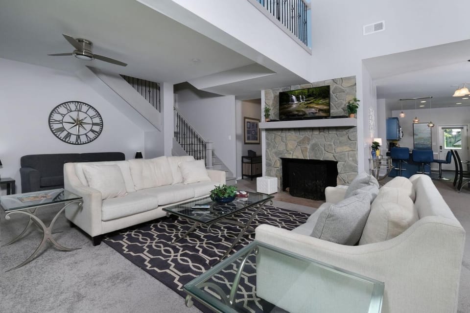 Gervinwold Creekside Relax Right by the Water Chalet in Gatlinburg
