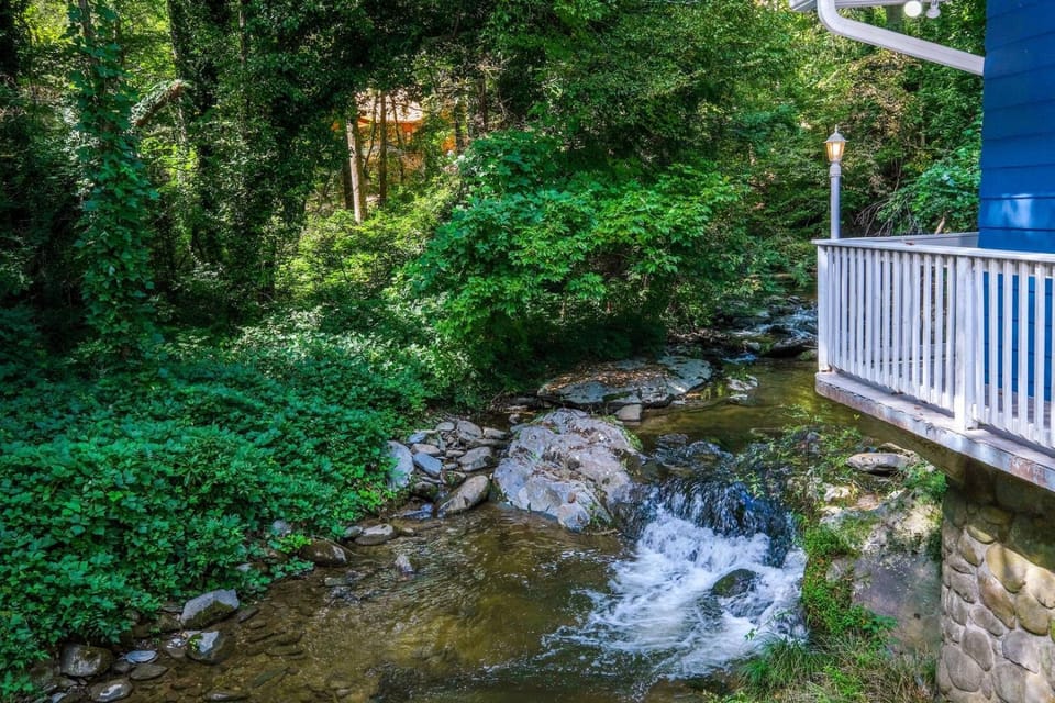 Gervinwold Creekside Relax Right by the Water Chalet in Gatlinburg