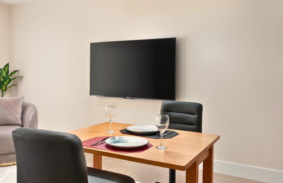 Walk to Mullins Beach Ground Floor Pool Fast WiFi Apartment in Barbados