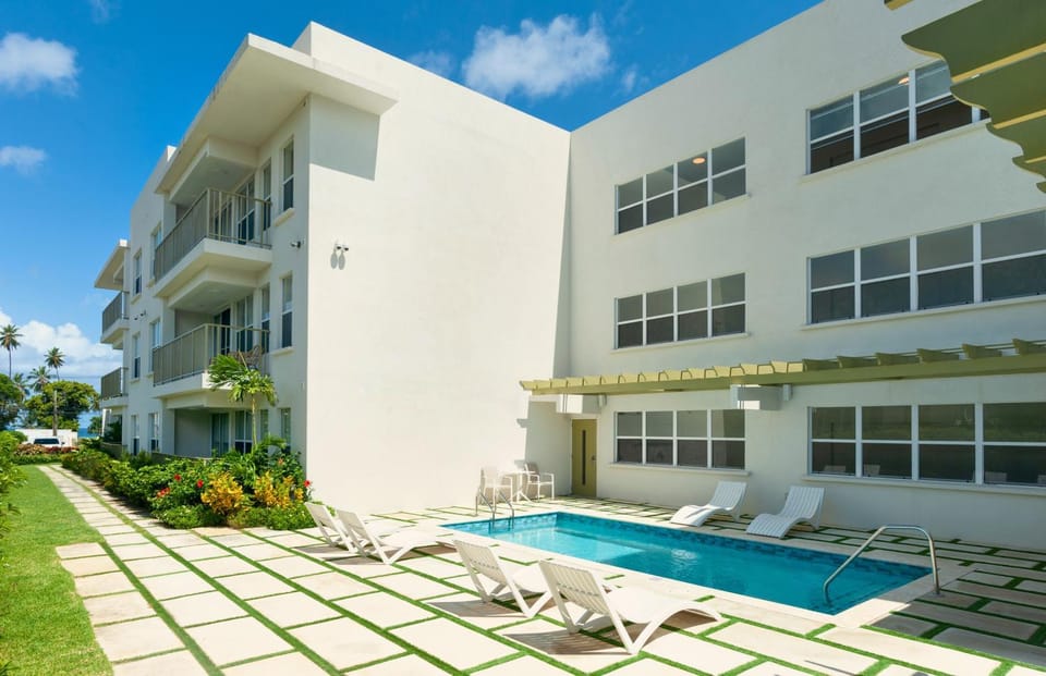 Walk to Mullins Beach Ground Floor Pool Fast WiFi Apartment in Barbados