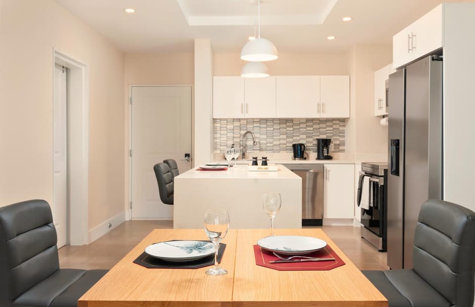 Walk to Mullins Beach Ground Floor Pool Fast WiFi Apartment in Barbados