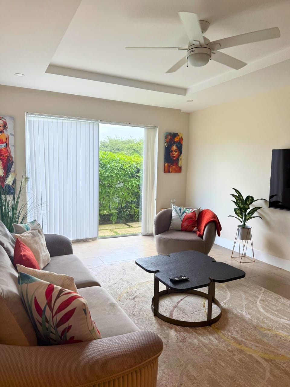 Walk to Mullins Beach Ground Floor Pool Fast WiFi Apartment in Barbados