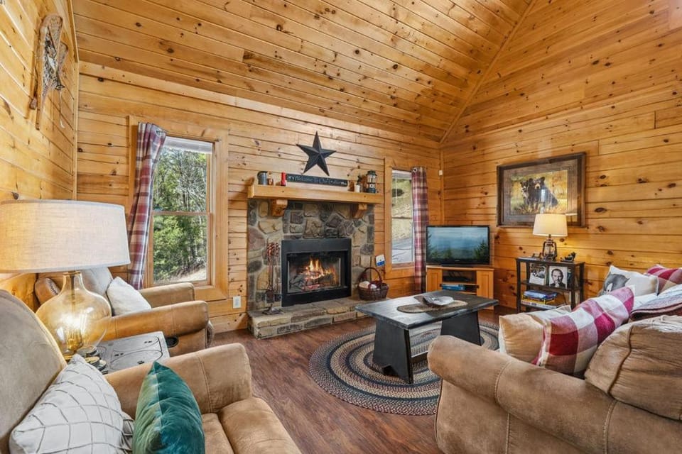 Still Water Hideaway Calm Waters, Quiet Escapes Chalet in Sevierville