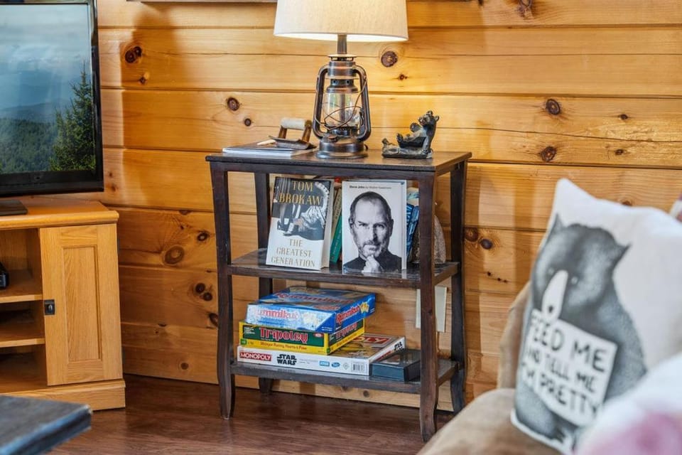 Still Water Hideaway Calm Waters, Quiet Escapes Chalet in Sevierville