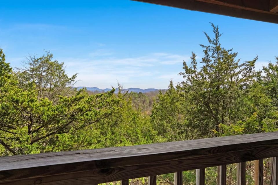 Still Water Hideaway Calm Waters, Quiet Escapes Chalet in Sevierville