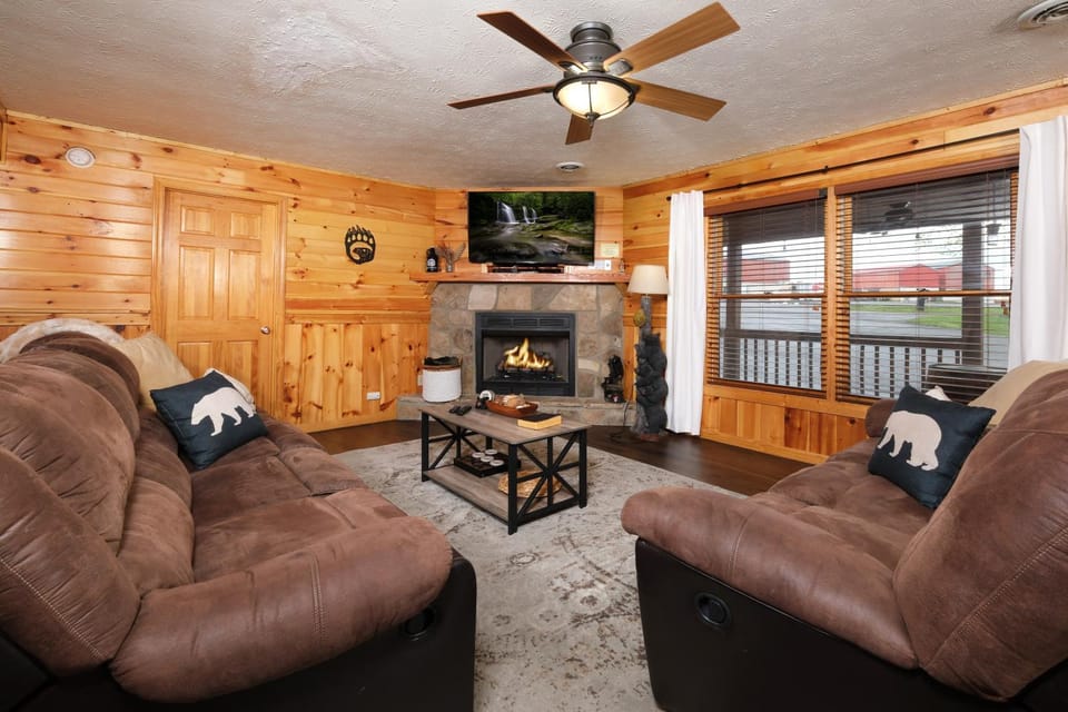 Grand Getaway Lodge By Colonial Properties Chalet in Pigeon Forge