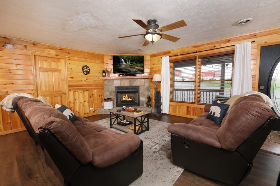 Grand Getaway Lodge By Colonial Properties Chalet in Pigeon Forge