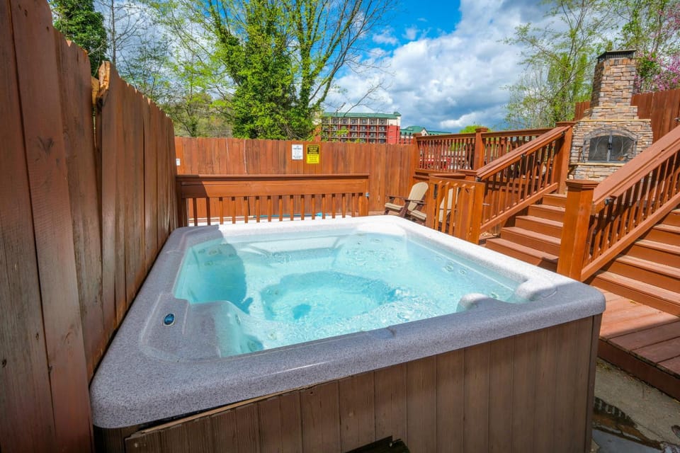 Grand Getaway Lodge By Colonial Properties Chalet in Pigeon Forge