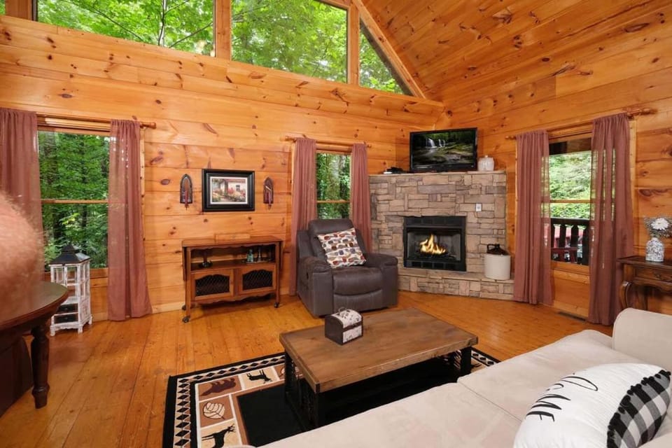 Bear Cave Hibernate in the Smokies Chalet in Gatlinburg