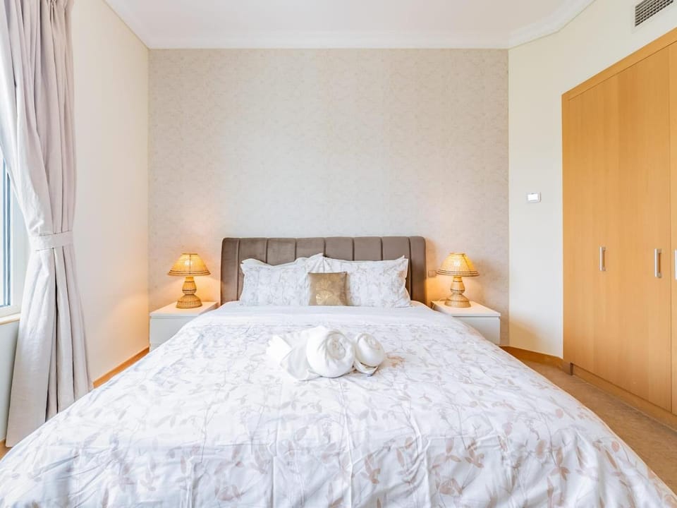 Chic 4BR Apt Pool Palm Beach Club Dubai Apartment in Dubai