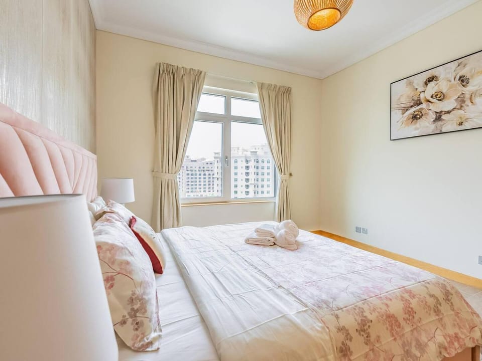 Chic 4BR Apt Pool Palm Beach Club Dubai Apartment in Dubai