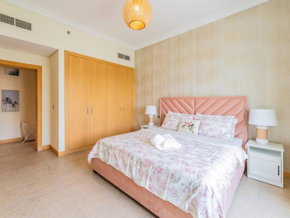 Chic 4BR Apt Pool Palm Beach Club Dubai Apartment in Dubai