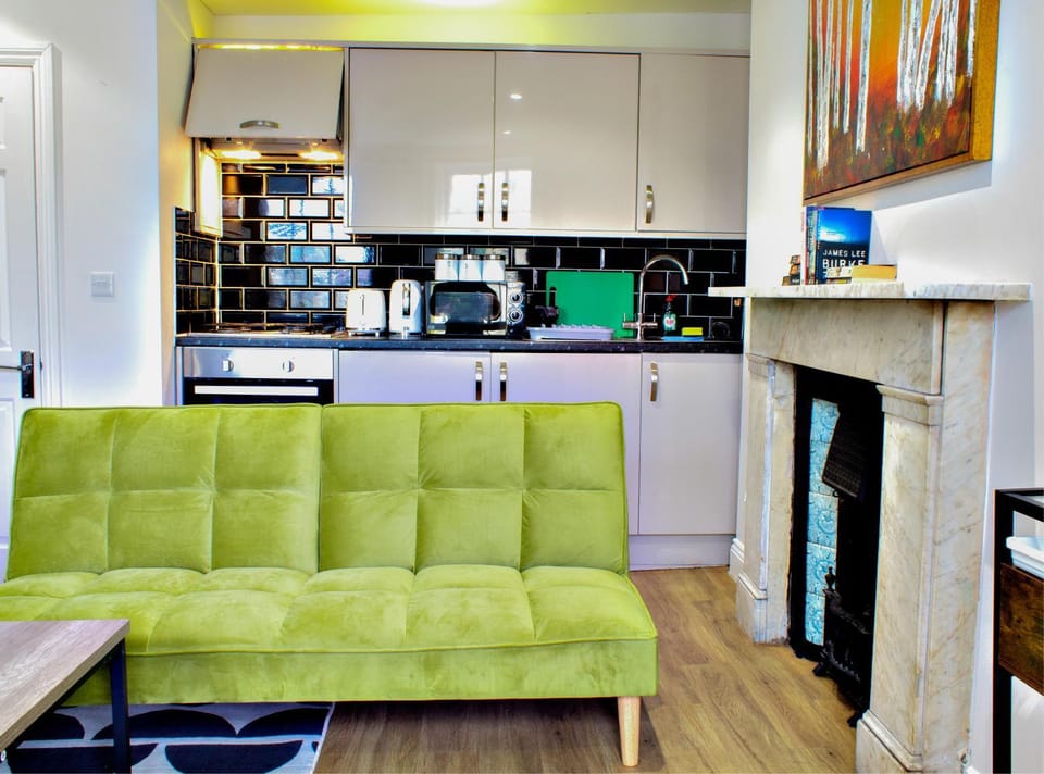 Coffee/tea facilities, Kitchen or kitchenette, Living room, Seating area, oven, stove, toaster