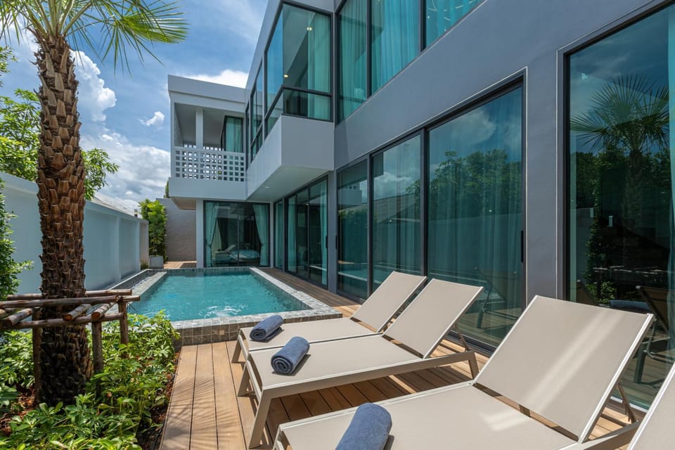 Property building, Pool view, Swimming pool, Swimming pool, sunbed