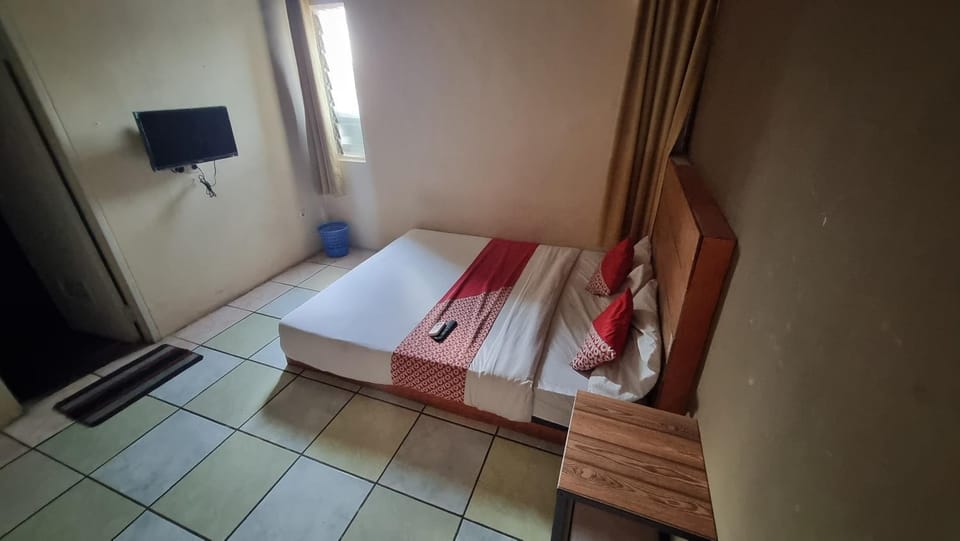 Bed, TV and multimedia, Bedroom