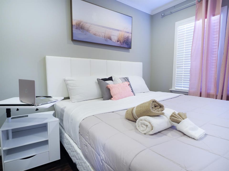 Bed, Photo of the whole room, Bedroom, towels