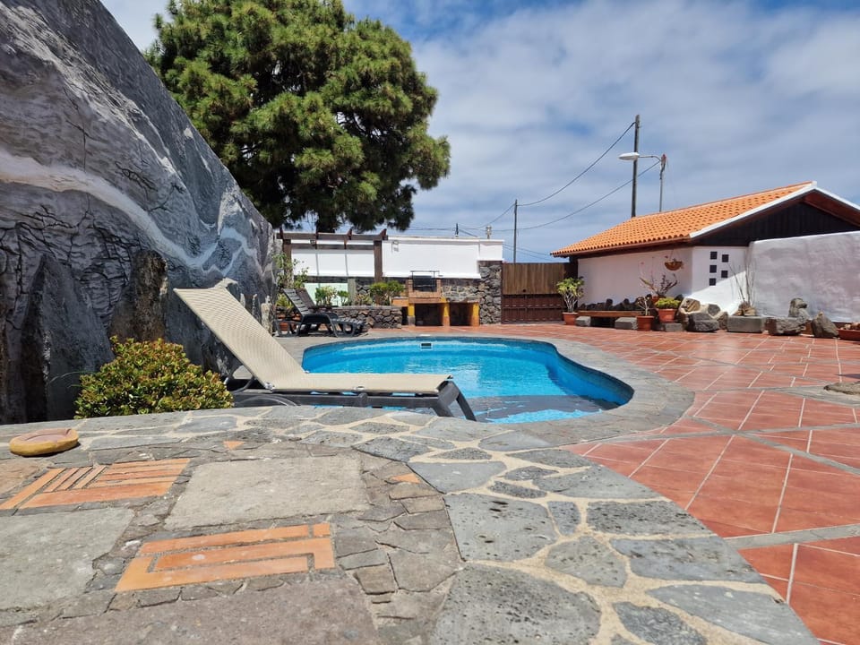 Swimming pool, sunbed