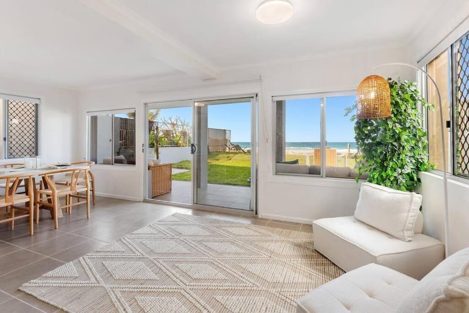 Absolute Beachfront Sleeps 10 Secure Carparks House in Palm Beach