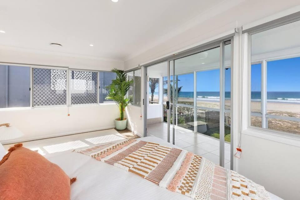 Absolute Beachfront Sleeps 10 Secure Carparks House in Palm Beach