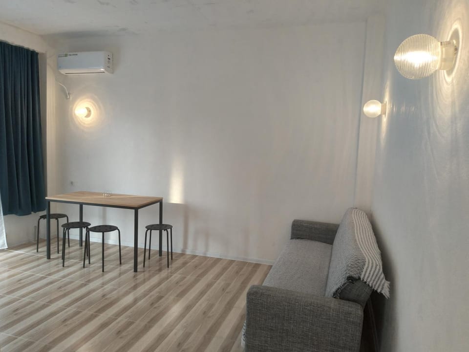 Seating area, Dining area, air conditioner