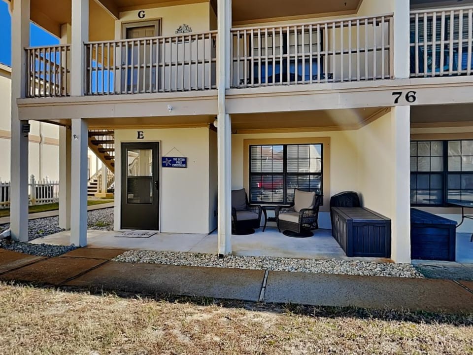 Property building, Patio, Facade/entrance, Seating area