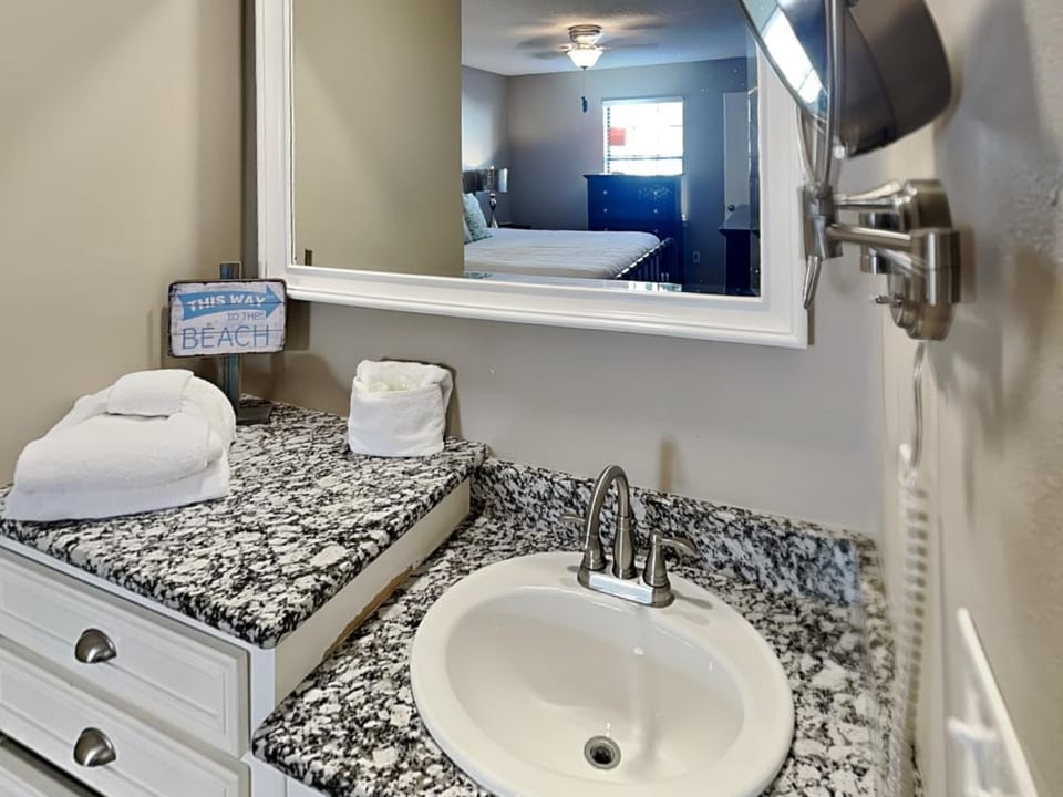 Bathroom, Bedroom, towels