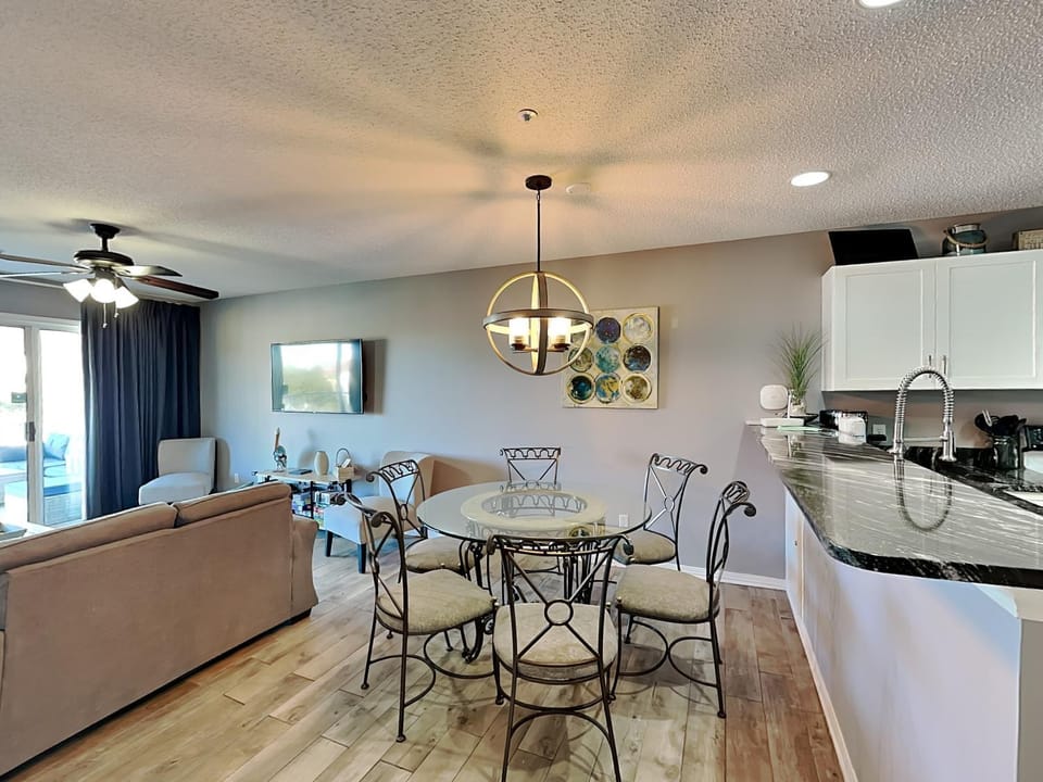 TV and multimedia, Kitchen or kitchenette, Living room, Seating area, Dining area, furniture