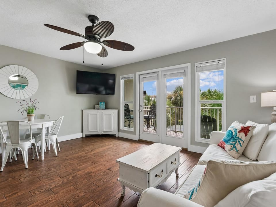TV and multimedia, Balcony/Terrace, Living room, Seating area, Dining area, furniture
