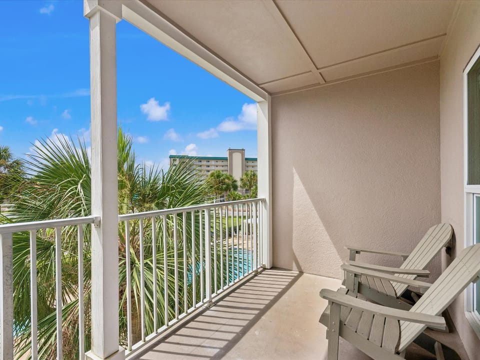 Natural landscape, Balcony/Terrace, Seating area, Pool view
